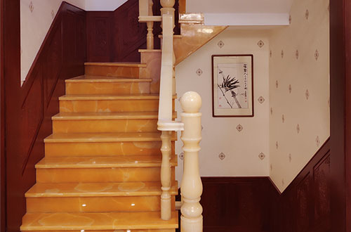 十堰中式别墅室内汉白玉石楼梯的定制安装装饰效果